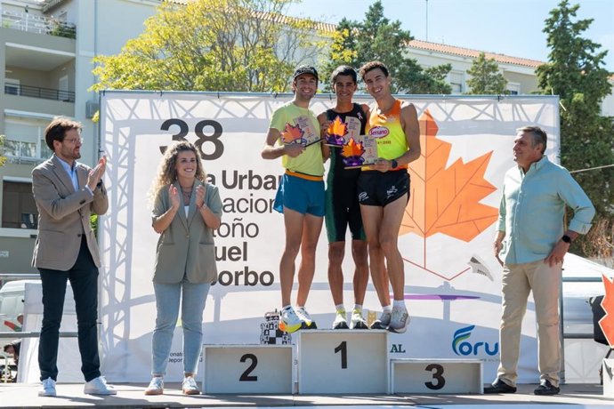 Podio masculino de la 38 Milla Urbana Internacional de Otoño Manuel Pancorbo de Jaén.