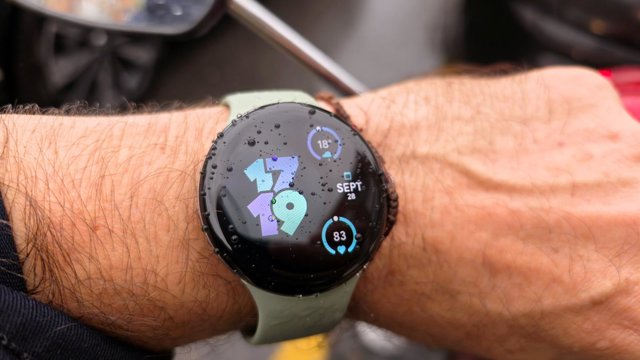 Fotografía del Pixel Watch 5 de Google.