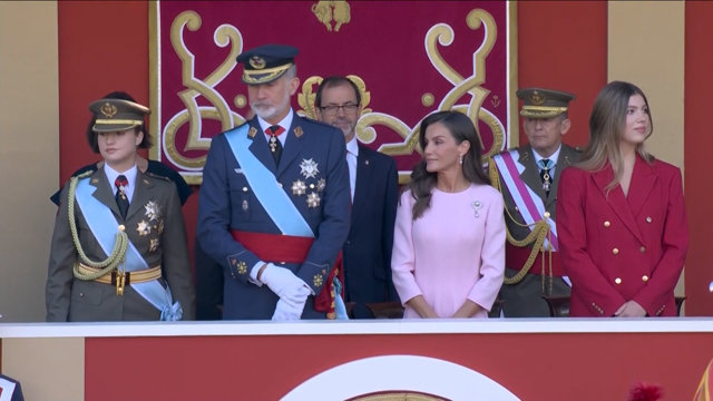 Españoles asisten al desfile militar del 12-O, presidido por los reyes: "Un día