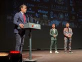 Foto: El Ayuntamiento de Almería recibe uno de los galardones de la segunda Gala del pódcast 'Almerienses sin filtro