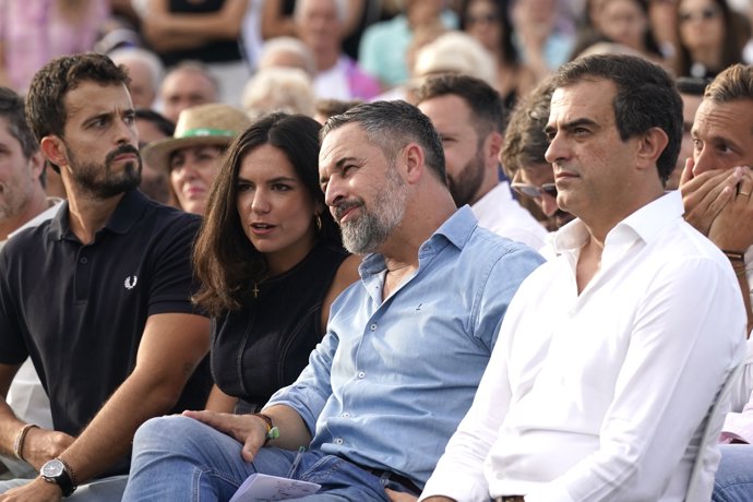 Imagen del líder de Vox, Santiago Abascal (2d); de la portavoz de Vox en el Congreso de los Diputados, Pepa Millán (2i); y del portavoz de Vivienda de Vox, Carlos Hernández (i) en un acto de precampaña.