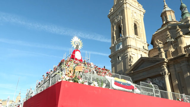 Zaragoza celebra su día grande con una multitudinaria Ofrenda de Flores a la Vir