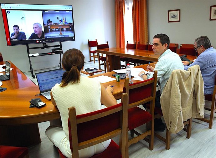 El teniente de alcaldesa de Coordinación de Servicios Públicos de Jerez de la Frontera (Cádiz), Jaime Espinar, mantiene una reunión telemática por el Plan municipal contra el Cambio Climático.