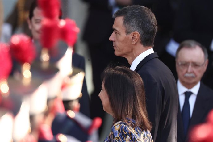 El presidente del Gobierno, Pedro Sánchez, y la ministra de Defensa, Margarita Robles, durante el acto solemne de homenaje a la bandera naciona