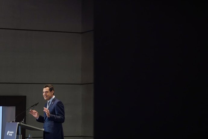 El presidente de la Junta de Andalucía, Juanma Moreno, interviene en el encuentro-coloquio Diálogos Sur, organizado por el Diario Sur. (Foto de archivo).
