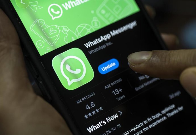 Archivo - Imagen de un usuario pulsando el botón de actualizar de WhatsApp.
