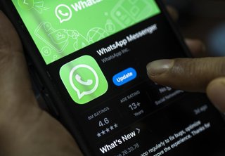 Archivo - August 8, 2026: In this photo illustration, a person holds a smartphone displaying the WhatsApp Messenger app on the App Store, in New Delhi, India on 8 August 2026.