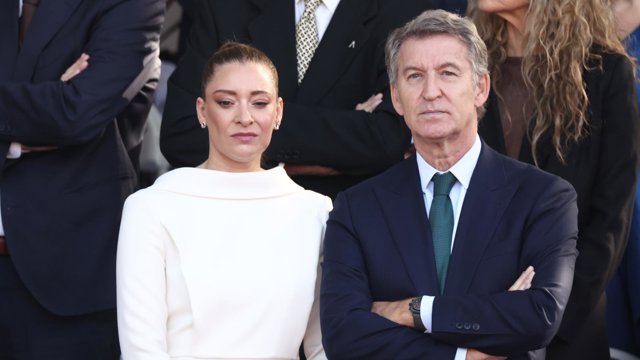 La portavoz del PP en el Congreso, Ester Muñoz, y el presidente del Partido Popular, Alberto Núñez Feijóo, durante el acto solemne de homenaje a la bandera nacional y desfile militar por el 12 de octubre