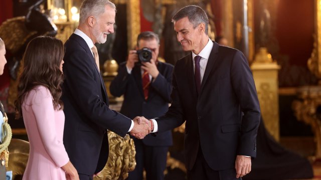 El Rey Felipe VI, la Reina Letizia, la princesa Leonor y el presidente del Gobierno y secretario general del PSOE, Pedro Sánchez durante la recepción con motivo del día de la Fiesta Nacional