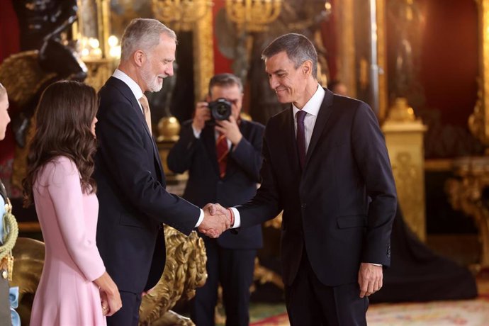 El Rey Felipe VI, la Reina Letizia, la princesa Leonor y el presidente del Gobierno y secretario general del PSOE, Pedro Sánchez durante la recepción con motivo del día de la Fiesta Nacional