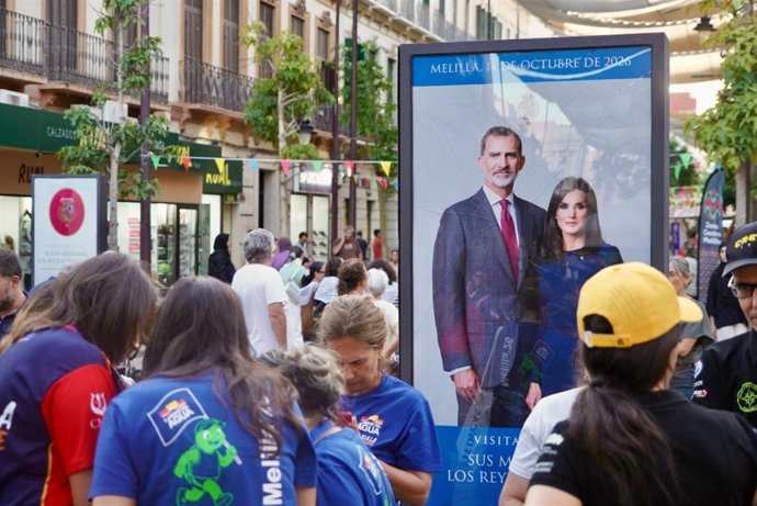 La Ciudad Autónoma distribuye carteles y estampas conmemorativas por todos los barrios y engalana las calles para la visita de Felipe VI y Letizia el miércoles 14 de octubre.