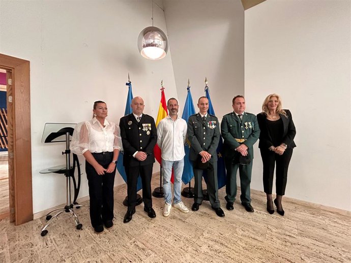Eel comisario de la Policía Local de Siero; Iván Fernández; el alcalde de Siero, Ángel García “Cepi”; el agente homenajeado, Rubén Menéndez; el sargento primero, Daniel Suárez; y la concejala de Policía Local, Aurora Cienfuegos.