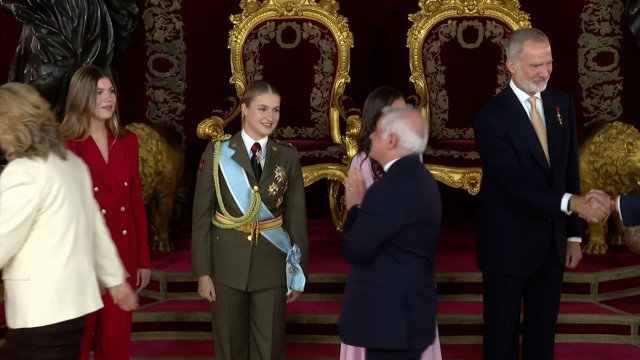 El embajador de Irán vuelve a negar la mano a la reina Letizia y a sus hijas en