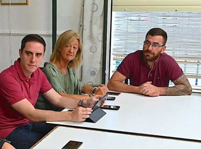 El teniente de alcaldesa de Coordinación de Servicios Públicos, Jaime Espinar, en reunión con miembros de la Asociación de vecinos de San Telmo.