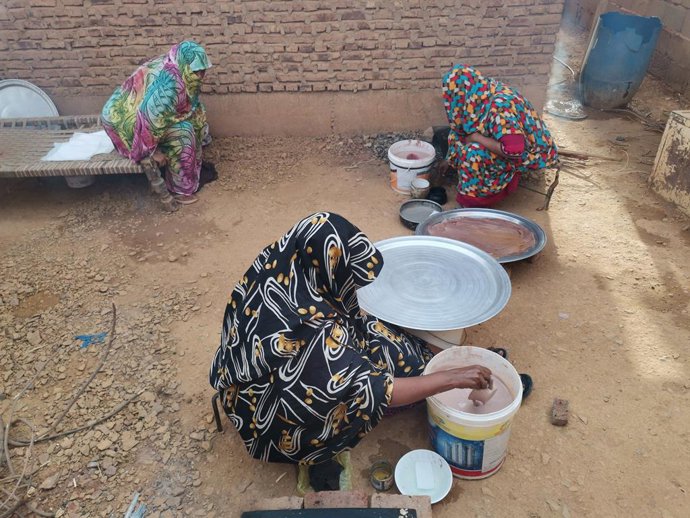 Archivo - OMDURMAN, June 25, 2024  -- This photo taken by a mobile phone on June 24, 2024 shows Sudanese volunteer women cooking Kisra, a sorghum bread, for displaced families in Omdurman city, Sudan.   The UN Office for the Coordination of Humanitarian A