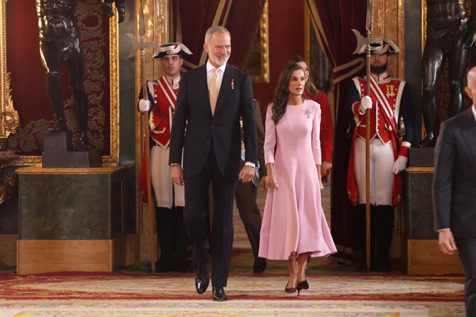 Los Reyes Felipe y Letizia durante la recepción con motivo del día de la Fiesta Nacional, en el Palacio Real, a 12 de octubre de 2026, en Madrid (España)