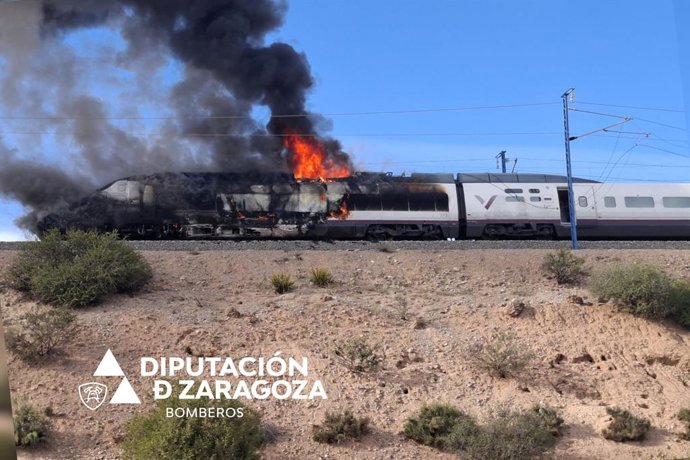 Locomotora de un AVE Madrid-Barcelona-Figueras incendiada a la altura de Ricla.