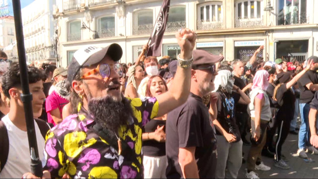 Tensión en Sol al acudir a la acampada un grupo con banderas de España y cruces