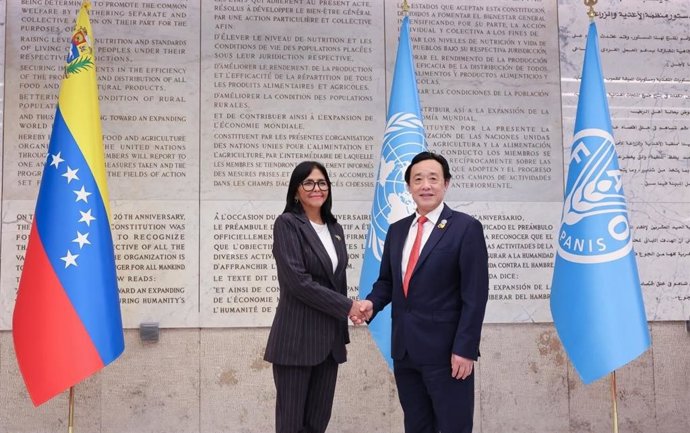 La presidenta venezolana Delcy Rodríguez en la sede de la Organización de las Naciones Unidas para la Alimentación y la Agricultura (FAO) en Roma junto al director general del organismo, Qu Dongyu