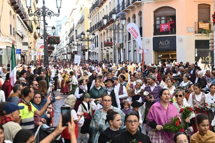 Miles de personas acuden a la Ofrenda floral a la Virgen del Pilar.