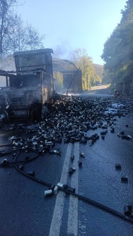 Camión incendiado en la N-623 a su paso por Luena