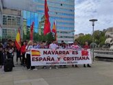 Foto: Varias decenas de personas se manifiestan en Pamplona con el lema 'Navarra es España y cristiana'