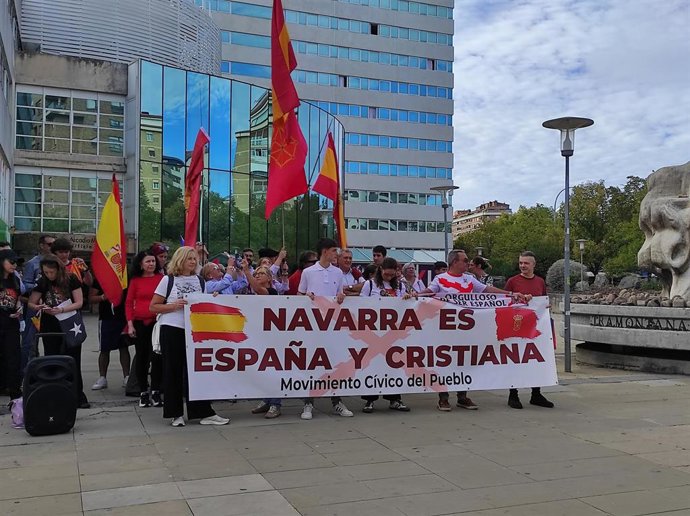 Manifestación del Movimiento Cívico del Pueblo en Pamplona con el lema 'Navarra es España y cristiana', coincidiendo con la Fiesta Nacional.