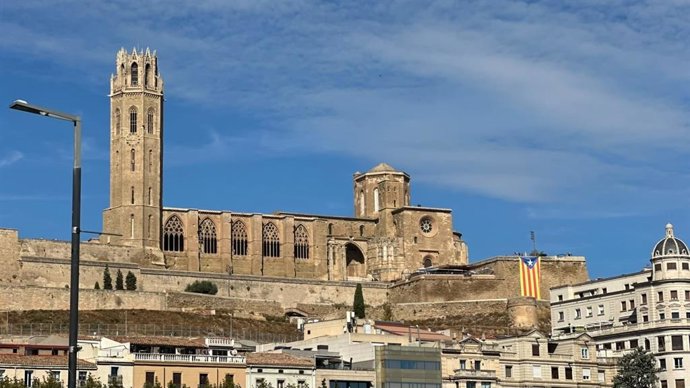 Imagen de la estelada desplegada por el Jovent Republicà en la Seu Vella de Lleida