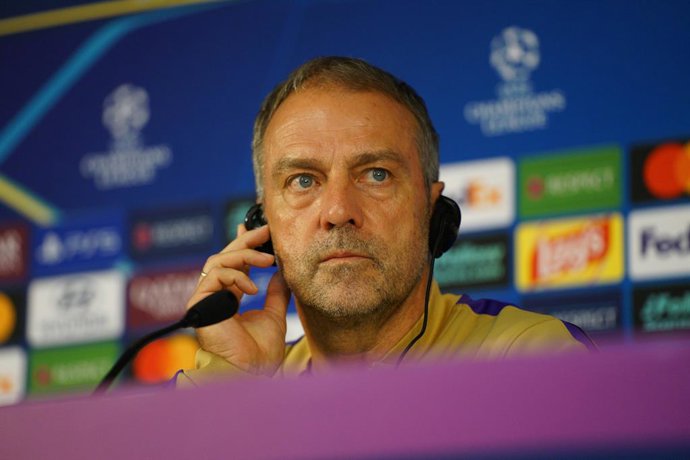 12 de outubro de 2026, Turquia, Istambul: O técnico do Barcelona, Hansi Flick, participa de uma coletiva de imprensa no Complexo Esportivo Ali Sami Yen, antes da partida da segunda rodada da Liga dos Campeões da UEFA, na terça-feira, contra o Galatasaray.