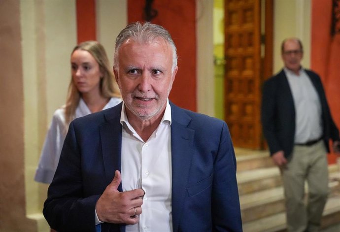 El ministro de Política Territorial y Memoria Democrática, Ángel Víctor Torres, atiende a los medios de comunicación. A 07 de octubre de 2026, en Sevilla (Andalucía, España).