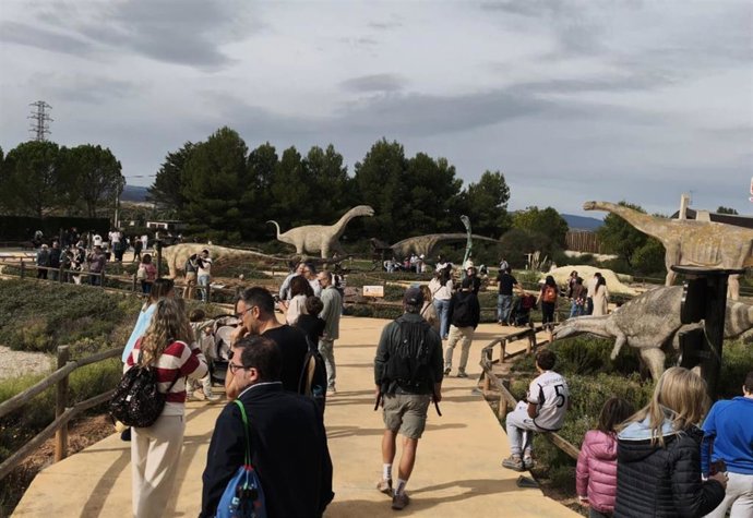 Visitantes en Tierra Magna, en Dinópolis Teruel.