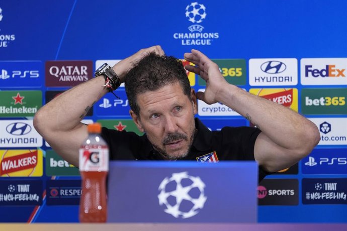 Archivo - Arquivo - 8 de setembro de 2026, Reino Unido, Liverpool: O técnico do Atlético de Madrid, Diego Simeone, participa de uma coletiva de imprensa no Anfield, antes da partida de futebol da Liga dos Campeões da UEFA desta quarta-feira contra o Liver