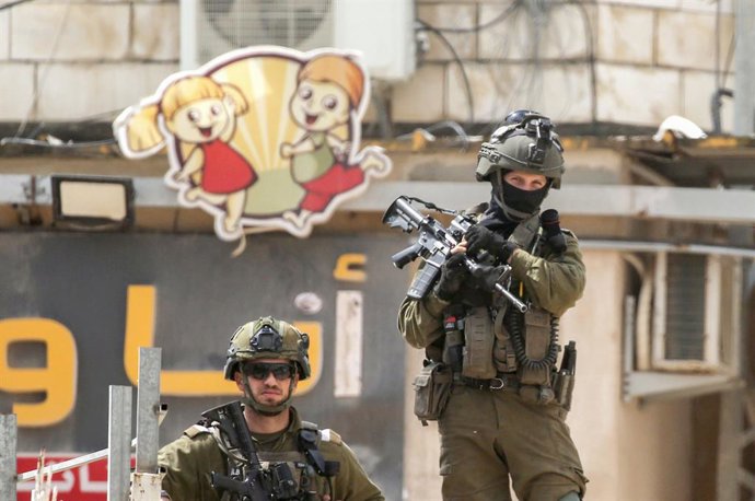 Archivo - Arquivo - 13 de abril de 2026, Nablus, Palestina: Soldados israelenses assumem posições em um posto de controle do exército israelense na entrada do campo de refugiados de Jenin, próximo à cidade de Jenin, na Cisjordânia, para recuperar seus per