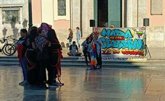 Foto: Una concentración señala en València que el 12 de octubre "no hay nada que celebrar" y rechaza el "racismo inmobiliario"
