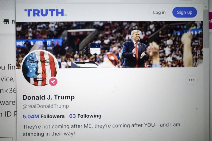 Archivo - March 31, 2023, New York, New York, United States: Former President Donald Trump's Truth Social Account on the day a grand jury in Manhattan voted to indict Trump on charges regarding hush money payments to porn star Stormy Daniels. ..The charge
