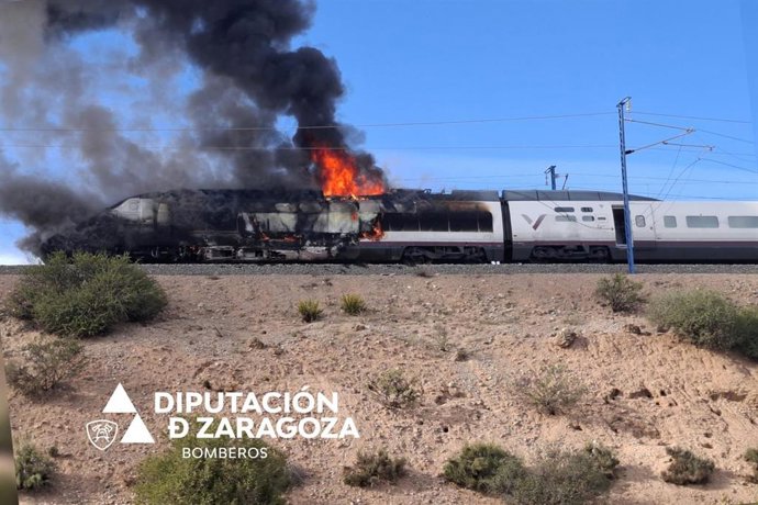Locomotora de un AVE Madrid-Barcelona-Figueras incendiada a la altura de Ricla.
