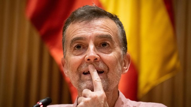 El coordinador Federal de Izquierda Unida, Antonio Maíllo, clausura la Jornada 'Nacionalidad española de los descendientes del exilio', en el Congreso de los Diputados, a 7 de octubre de 2026, en Madrid (España).
