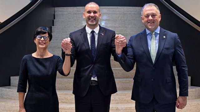 El primer ministro de Montenegro, Milojko Spajić (centro), la comisaria europea de Ampliación, Marta Kos (izquierda), y el ministro de Asuntos Europeos de Irlanda, Thomas Byrne (derecha), tras la 29ª Conferencia de Adhesión UE-Montenegro
