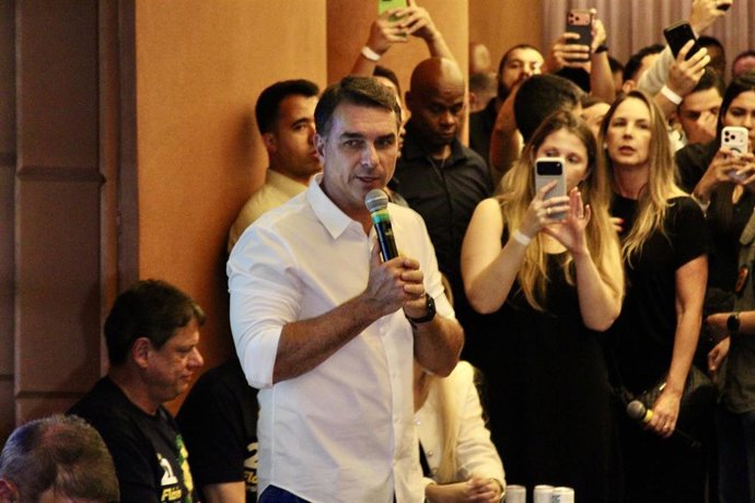 Archivo - Flávio Bolsonaro, candidato a la presidencia de Brasil, participa en una reunión con concejales de la región metropolitana de Sao Paulo.