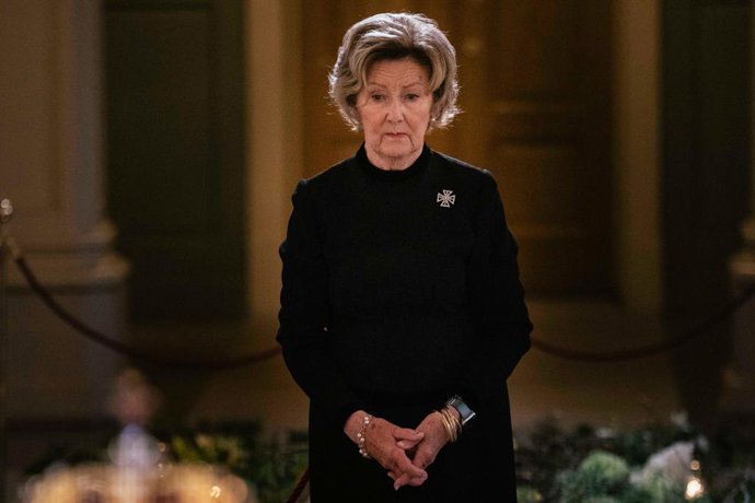 Archivo - La reina Sonia de Noruega, ante el féretro del rey Harald V, en la capilla ardiente instalada en el Palacio Real de Oslo tras el fallecimiento del monarca
