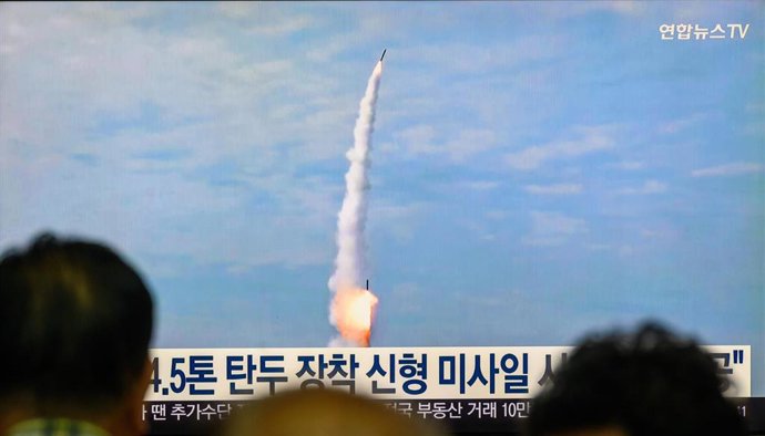 Archivo - Una emisión de televisión en Seúl muestra el lanzamiento de un misil balístico realizado por la Administración de Misiles de Corea del Norte.
