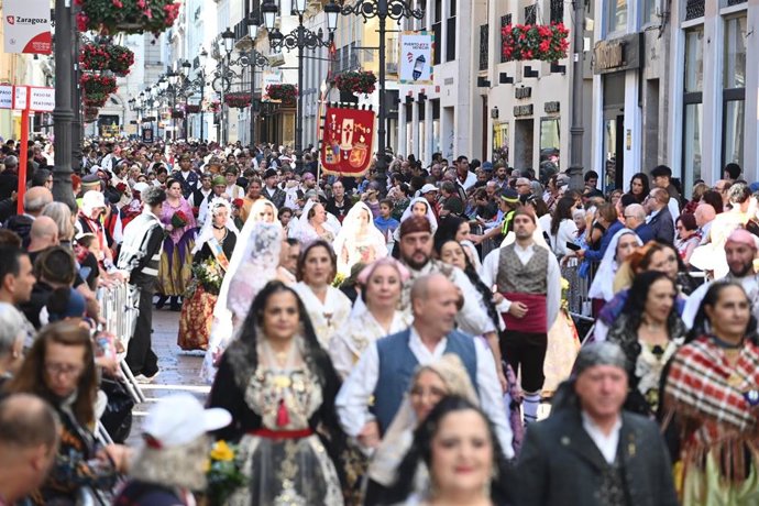 Varias personas durante la Ofrenda floral a la Virgen del Pilar, a 12 de octubre de 2026, en Zaragoza. 