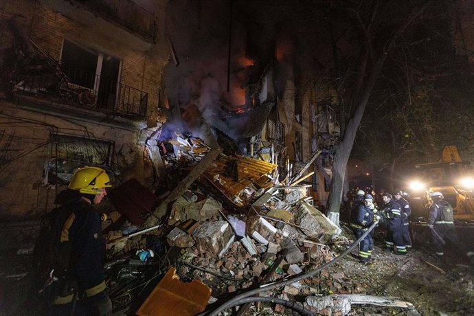Archivo - Equipos de emergencia llevan a cabo operaciones de rescate en un edificio residencial dañado por un ataque ruso en el distrito de Jolodnohirski, Járkov, Ucrania