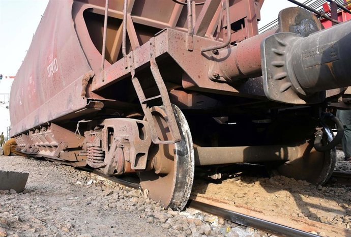 Archivo - Desarrilamiento de un tren de mercancías en Pakistán.