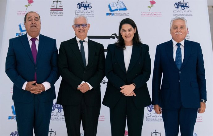 La primera ministra del Marroc, Fátima Zahra el Mansuri (centre-dreta), junt amb els líders de l'USFP, Driss Lachgar (esquerra); PI, Nizar Lbraka (centre-esquerra), i PPS, Nabil Benabdallah (dreta).