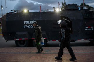 Archivo - Miembros de la unidad antidisturbios de la Policía de Colombia, UNDEMO (anteriormente conocida como ESMAD), durante una intervención policial