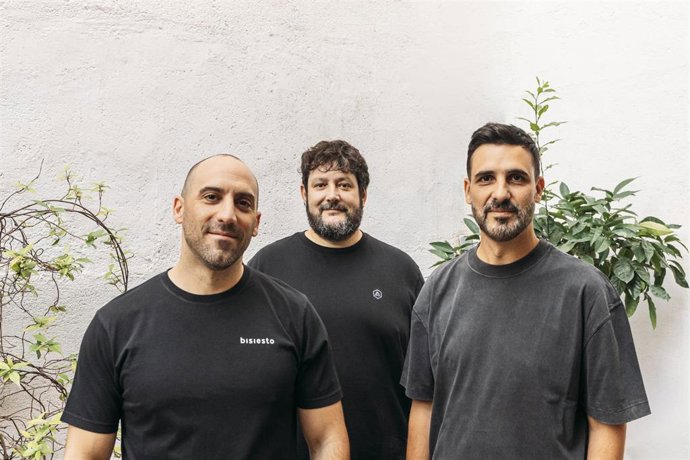 Archivo - De izquierda a derecha: Miguel Sanz de Bisiesto, Toño Huerta de Secture y Pablo Galeano de Relajaelcoco.