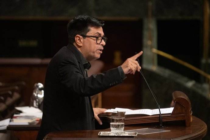 El diputado de Sumar Gerardo Pisarello interviene durante una sesión plenaria en el Congreso de los Diputados, a 29 de septiembre de 2026, en Madrid (España). El Pleno del Congreso debatirá y votará hoy la toma en consideración de una proposición de ley d