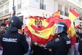Foto: Varios policías heridos y cuatro detenidos por altercados en Sol tras el desfile de la Hispanidad