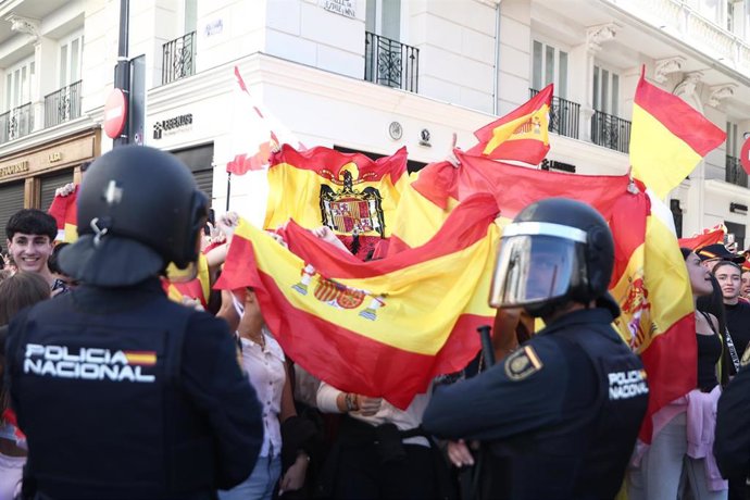 Varias personas con la bandera de España increpan a los acampados por la vivienda en la Puerta del Sol, a 12 de octubre de 2026, en Madrid (España).